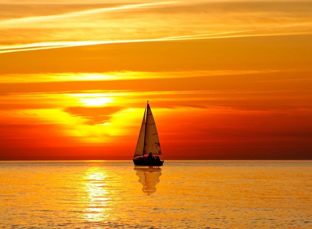 Фотообои Яхта на фоне оранжевого заката