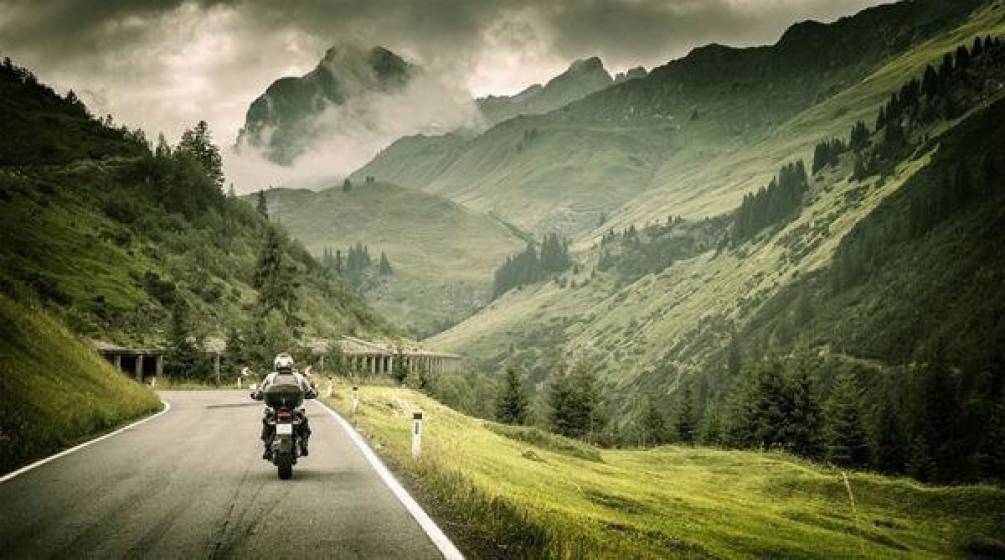 Фотошпалери Мотоцикл в горах